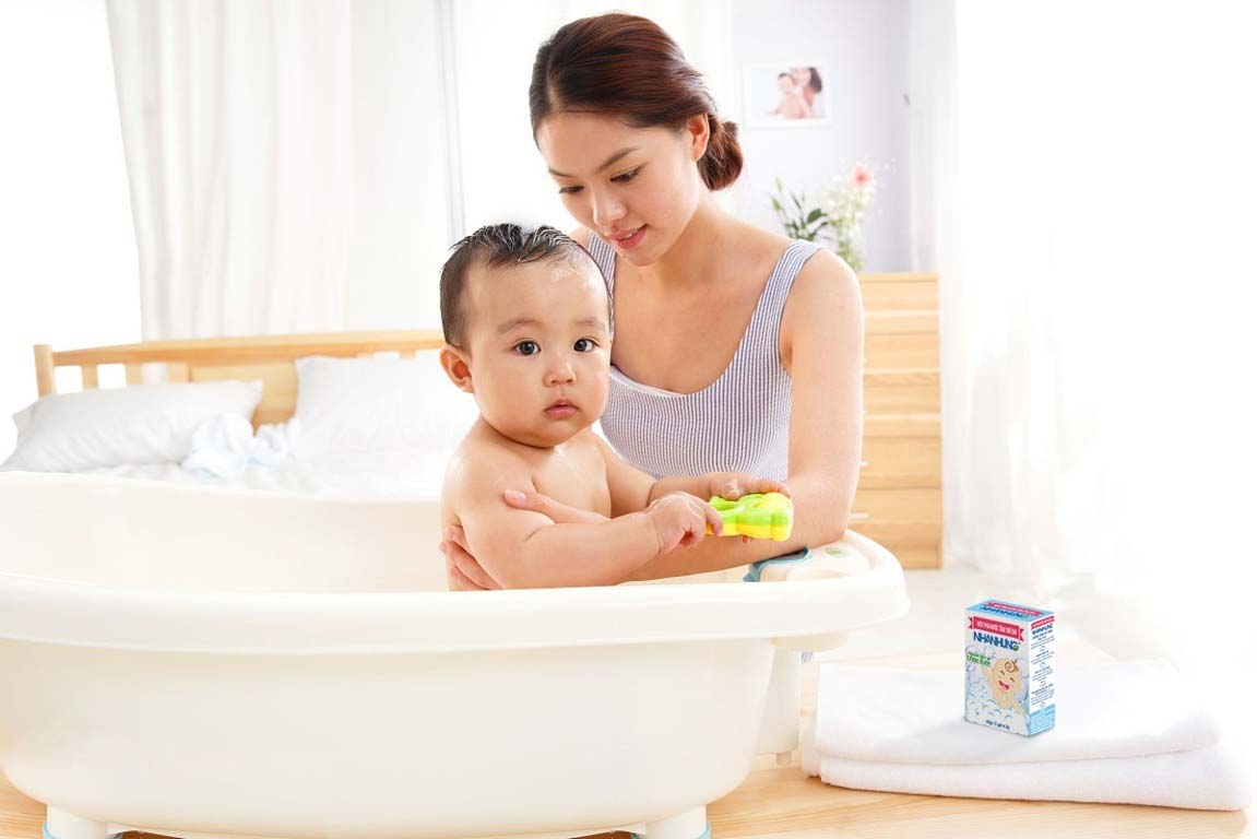 Tắm gội vệ sinh thường xuyên cho bé nhất là vào mùa nắng nóng bé tiết mồ hôi nhiều