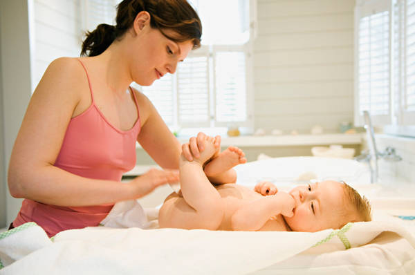 Mẹ vệ sinh khu vực hăm tã cho bé