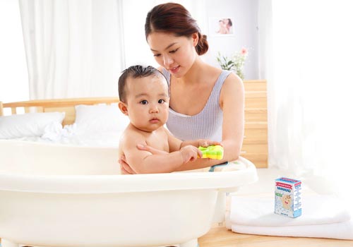 Để đảm bảo sự an toàn và khỏe mạnh cho làn da bé mẹ thường xuyên sử dụng Bột tắm Nhân Hưng
