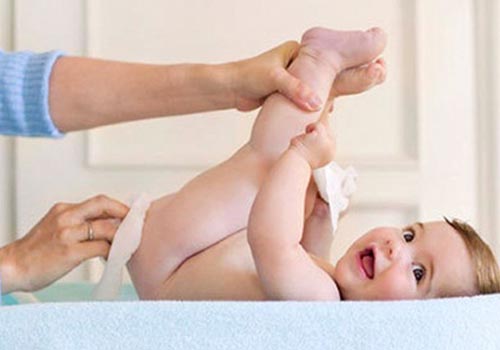 Vệ sinh cho bé không cẩn thận và thường xuyên là nguyên nhân gây hăm da hàng đầu 