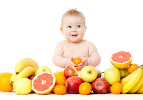 Cho bé ăn hoặc uống nhiều nước hoa quả giúp khả năng miễn dịch và nóng trong của bé cải thiện rất tốt