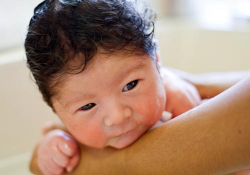 bé hoàn toàn thoải mái khi tắm bằng bột tắm nhân hưng