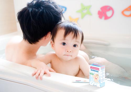 lựa chọn bột tắm nhân hưng để phòng các bệnh ngoài da cho bé