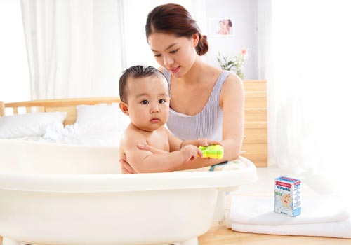tắm cho bé bằng bột tắm nhân hưng trị dứt điểm rôm sảy