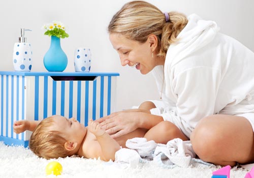Giữ cho làn da bé luôn sạch sẽ, thoáng mát, chú ý mặc quần áo sạch sẽ cho bé