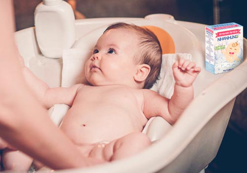 Tắm cho trẻ bằng bột tắm nhân hưng để trị dứt điểm bệnh mẩn ngứa ở trẻ sơ sinh và trẻ nhỏ