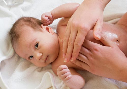 bôi tinh dầu để phòng và trị mụn nhọt được cho trẻ?