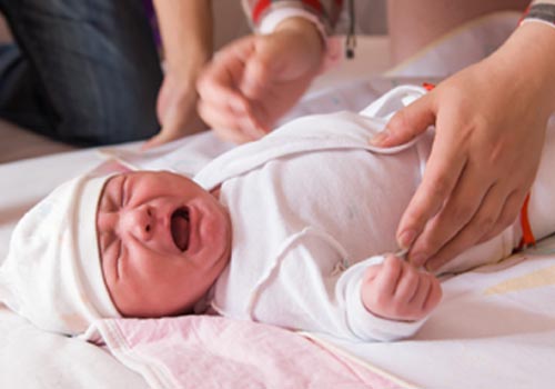 rôm sảy gây ngứa ngáy khó chịu làm bé quấy khóc