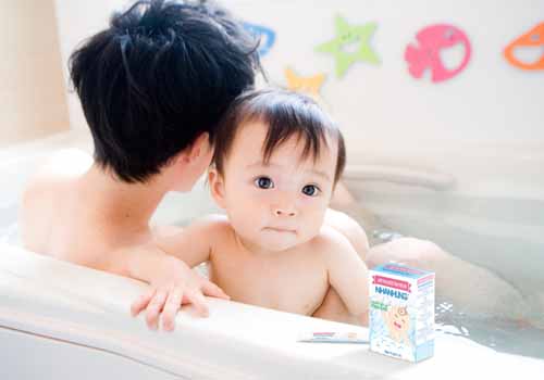 sử dụng bột tắm nhân hưng để phòng và chữa rôm sảy cho bé