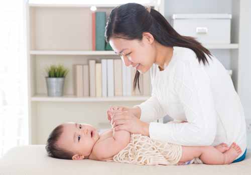 mẹ thoải mái yên tâm sau khi dùng bột tắm bé đã hết rôm sảy