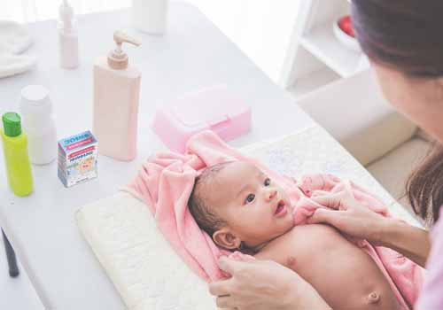 chữa rôm sảy bằng bột tắm nhân hưng