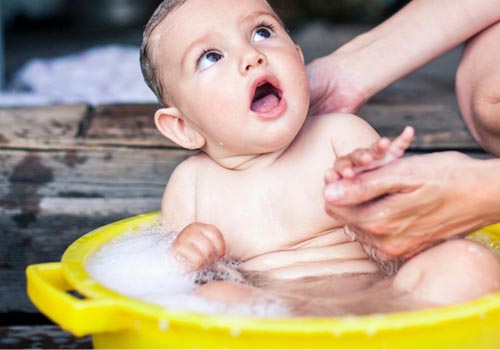 Việc vệ sinh tắm giặt cho bé cũng hết sức cẩn thận với nước tắm và sản phẩm tắm gội không an toàn