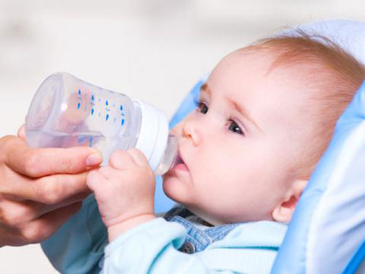 Nên cho trẻ uống nhiều nước khi bị rôm sảy