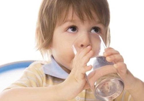 Bổ sung nước, vitamin và khoáng chất để tăng cường sức đề kháng cho trẻ