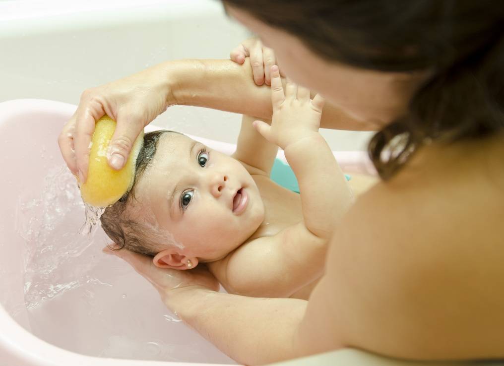 Khi bé mắc bệnh ngoài da, việc vệ sinh da bé đúng cách là yếu tố đặc biệt quan trọng