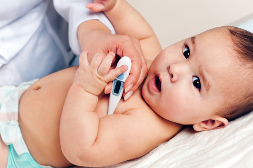 Trẻ nóng sốt và bị hăm tã kéo dài cần được đi thăm khám
