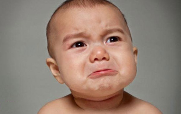 Trẻ rất khó chịu khi bị hăm tã