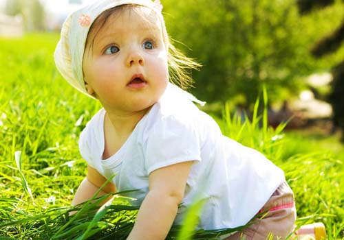 Trẻ bị rôm sảy cần được ở những nơi thoáng mát tránh ánh nắng trực tiếp... - Trị rôm sảy cho trẻ nhỏ
