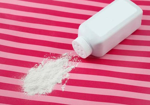 Phấn rôm – một trong những nguyên nhân gây hăm tã ở trẻ