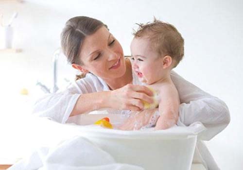 Tắm cho trẻ hàng ngày để giữ làn da trẻ luôn sạch sẽ, thoáng mát 