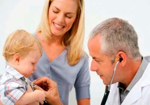 Đưa trẻ đến thăm khám tại bệnh viện nếu tình trạng nổi mề đay không thuyên giảm 