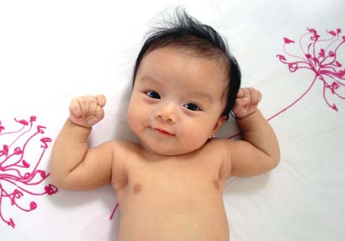 Để cho cơ thể bé luôn khô thoáng và má - Không khó để giúp bé hết rôm sảy