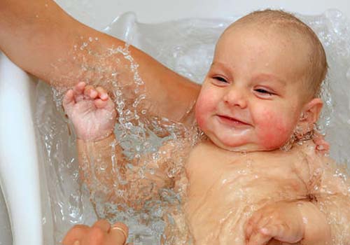 Tắm không chỉ giúp bé thoải mái mà còn trị được rôm sảy