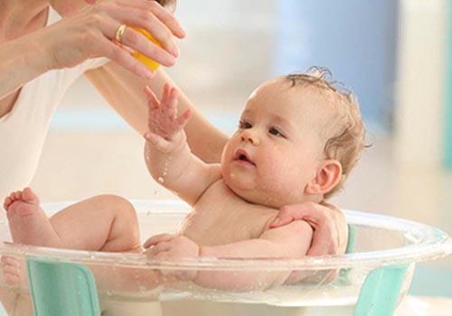 Tham khảo ý kiến bác sĩ trước khi sử dụng sữa tắm cho bé sơ sinh