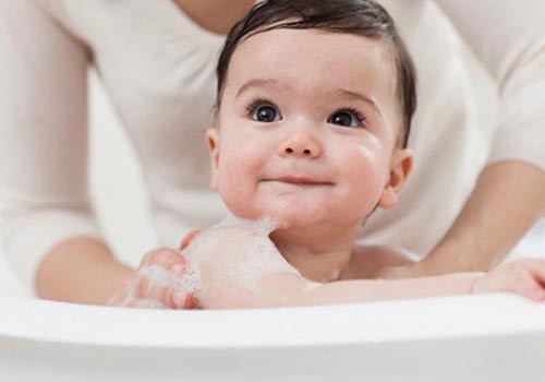 Vệ sinh da trẻ thật cẩn thận tránh biến chứng sinh u mềm lây nhiễm
