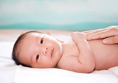Giữ bé trong điều kiện sạch sẽ, khô thoáng sẽ phòng ngừa dị ứng nổi mẩn đó hiệu quả