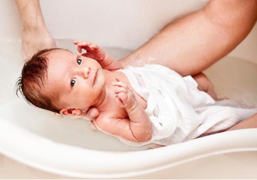 Tắm thảo dược – cách hay giúp trị mụn nhọt ở trẻ