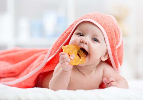 Làn da bé sẽ khỏe mạnh hơn khi được tắm bằng bột tắm thảo dược