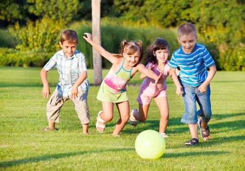 Cần cho trẻ vận động một cách phù hợp trong mùa hè