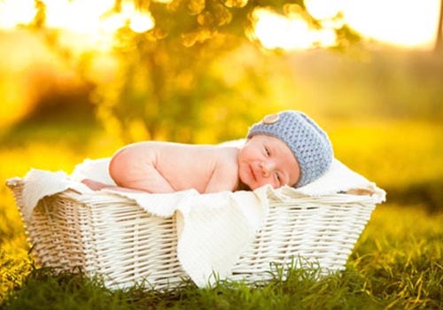 Tắm nắng cho trẻ trong những tháng đầu đời để trẻ phát triển tốt nhất 