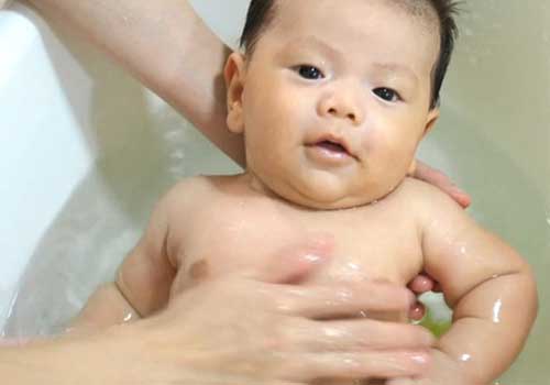 Chỉ cần hoà tan bột pha nước tắm trẻ em Nhân Hưng với nước ấm để vệ sinh cho bé mỗi ngày