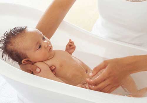 Tắm mát giúp đẩy lùi rôm sảy