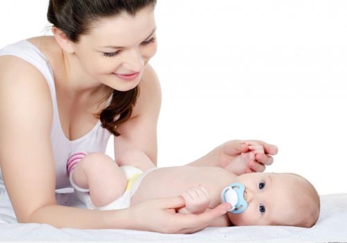 Chăm sóc con cẩn trọng cũng là cách để hạn chế tình trạng mụn nước ở trẻ