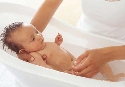 Da khoẻ dùng sữa tắm, da bị rôm sảy nên dùng bột tắm thảo dược thiên nhiên