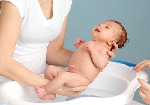 Trẻ sẽ rất thích thú khi được thả mình trong bột tắm thảo dược