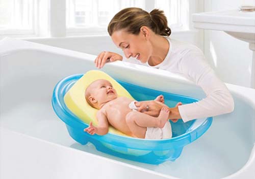 Tắm cho trẻ sơ sinh là trải nghiệm thú vị của cả bố lẫn mẹ