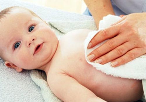 Đừng quên giữ vệ sinh sạch sẽ và tắm cho con bằng bột tắm thảo dược