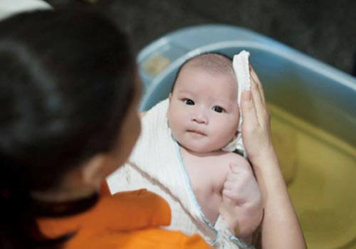 Chọn đúng phương pháp tắm cho bé để bảo vệ da bé tối ưu