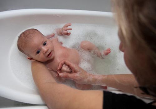  Sử dụng sữa tắm có chiết xuất thiên nhiên để bảo vệ da trẻ mỗi ngày 