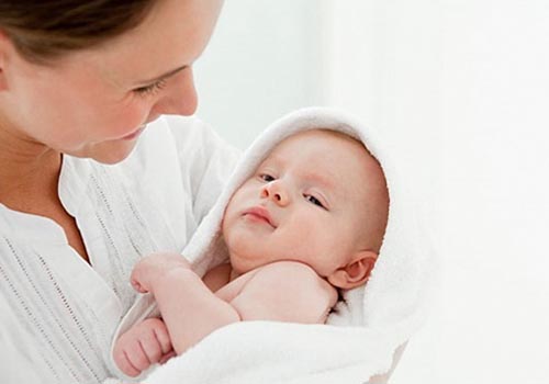 Chú ý vệ sinh cẩn thận và linh hoạt để trẻ không nhiễm bệnh khi tiết trời thay đổi 