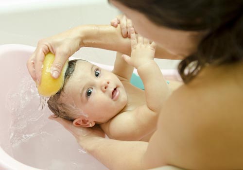 Sữa tắm có thể gây kích ứng da khi bé bị hăm tã
