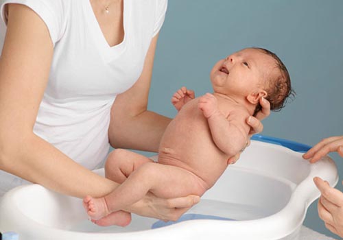 Chuẩn bị thật chu đáo cho lần tắm đầu tiên của trẻ