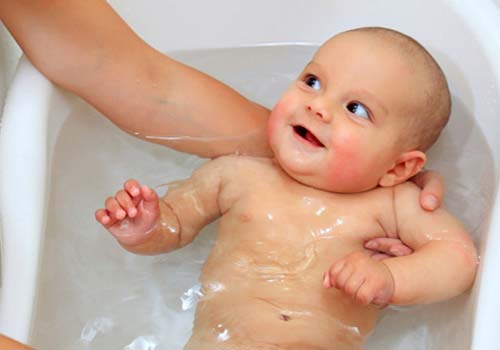 Vệ sinh sạch sẽ giúp trẻ tránh xa hăm tã - tắm thường xuyên cho bé