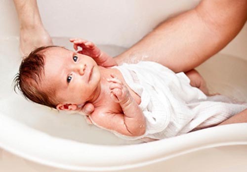 Cách ly và vệ sinh trẻ đúng cách sẽ giảm nhanh triệu chứng nổi mề đay