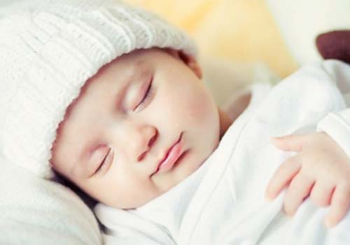 Tắm bằng bia và nước dừa liệu có giúp cho làn da của trẻ sơ sinh trắng hồng?