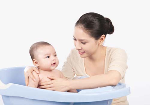 Vệ sinh sạch sẽ có vài trò rất quan trọng trong việc chăm sóc bé và phòng tránh mụn nhọt ở đầu